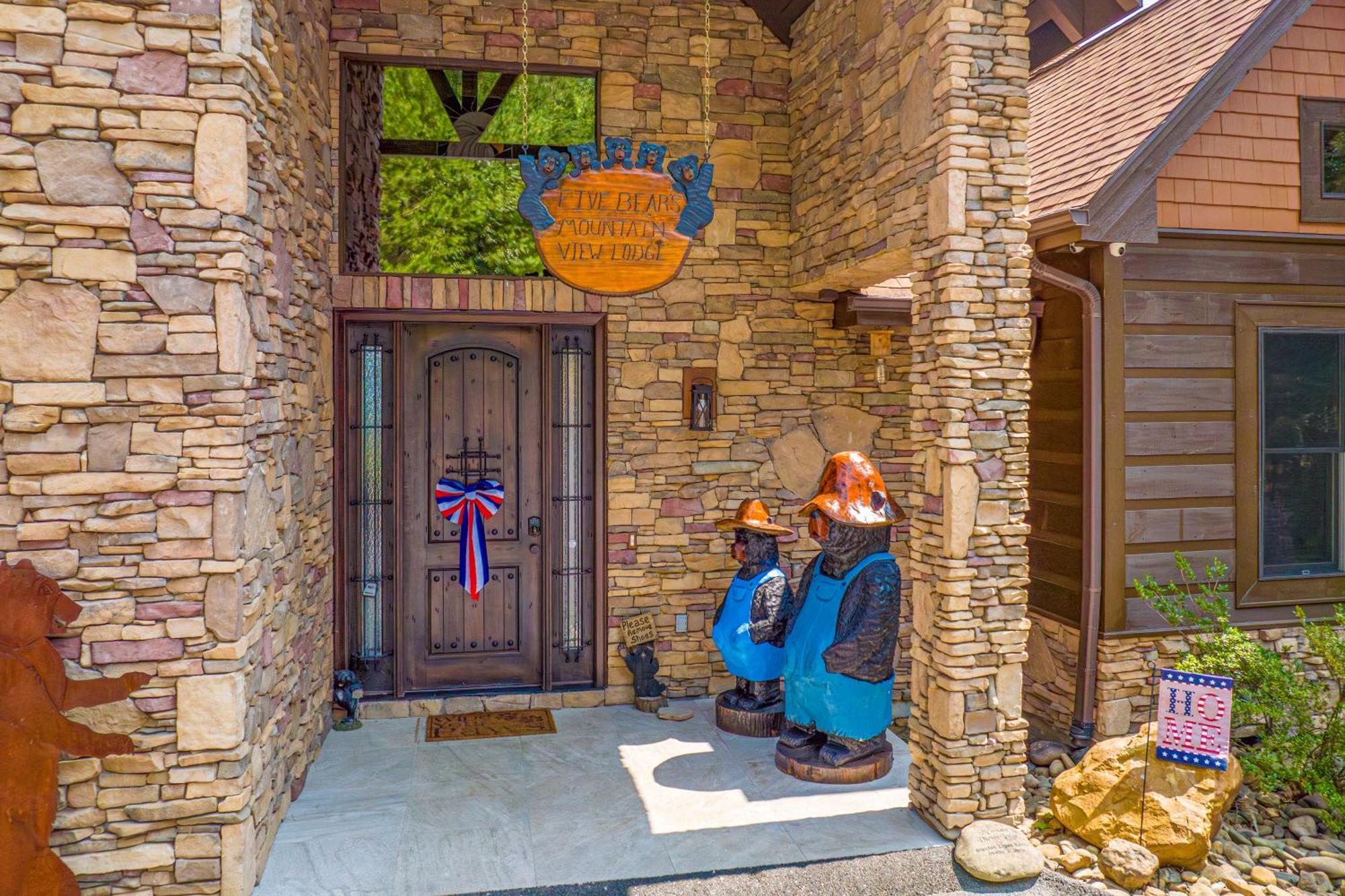 Five Bears Mountain View Lodge سيفيرفيل المظهر الخارجي الصورة