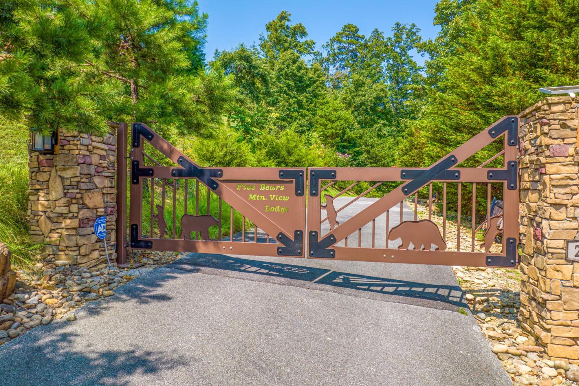 Five Bears Mountain View Lodge سيفيرفيل المظهر الخارجي الصورة
